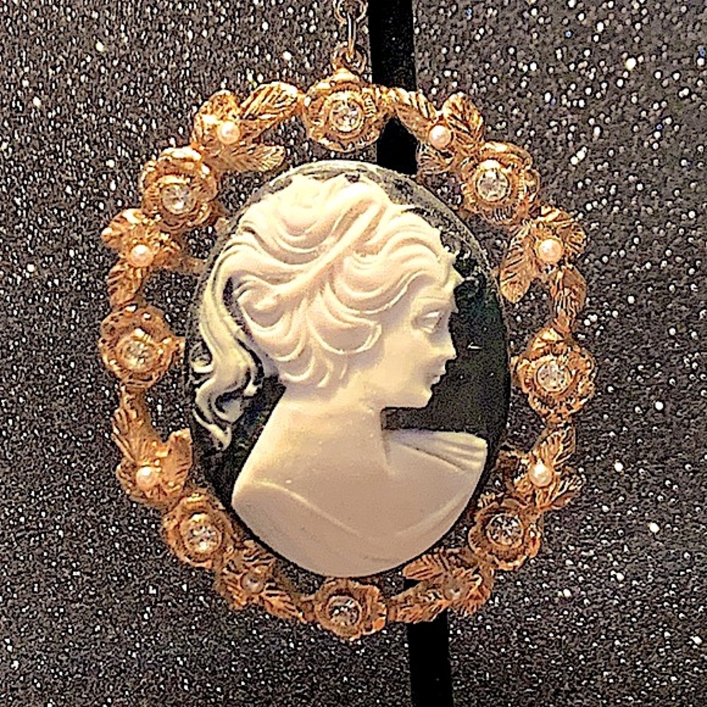 TARA PENDENT CAMEO DANGLE VINTAGE SAMPLE GOLD PEARLS CRYSTALS 3 1/2 INCH